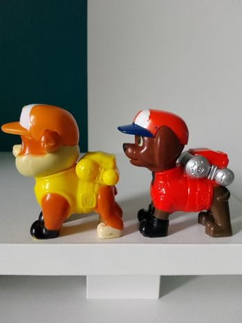 2 figurines
