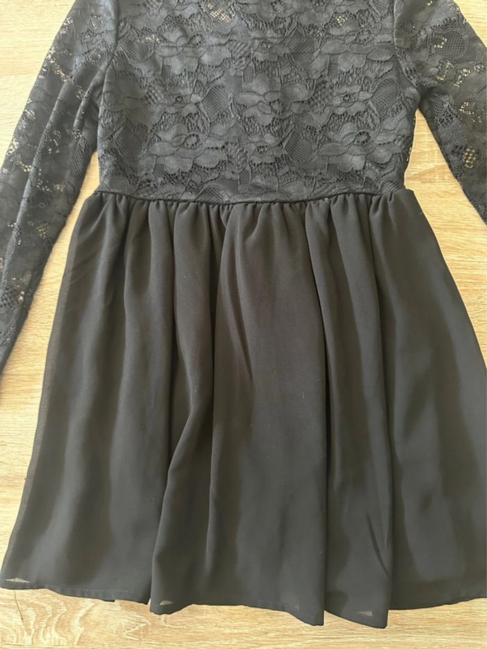 Robe noire et dentelle - photo numéro 2