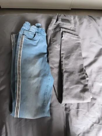 Lot de pantalons. 1 tregging okaidi et 1 Jena slim