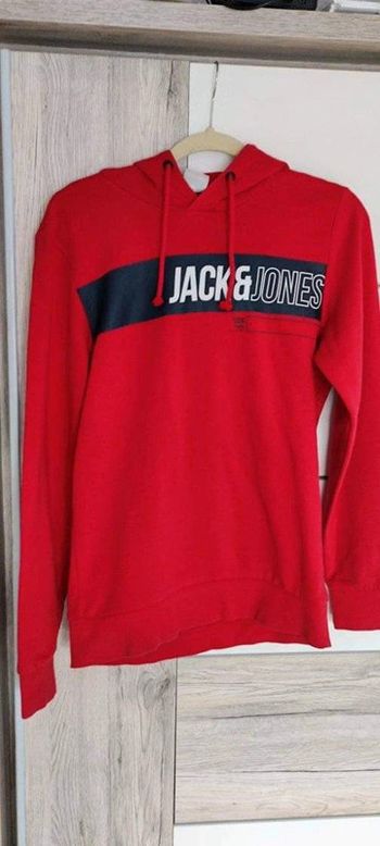 Beau pull à capuche rouge