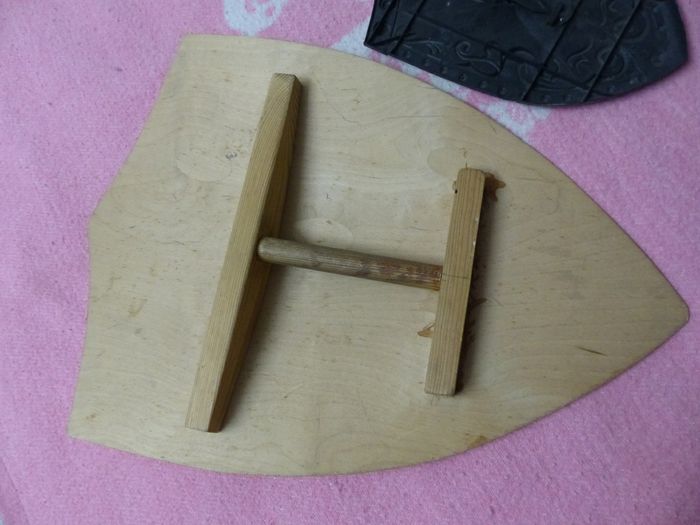 Lot 2 boucliers 1 épée 1 hache - photo numéro 2