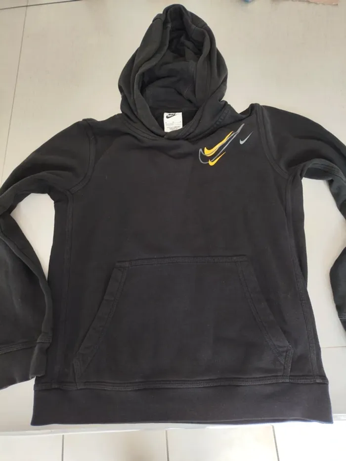 🖤 Sweat à capuche Nike - Noir - 10/11 ans - Bon état - photo numéro 2
