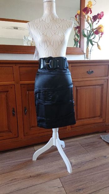 Jupe satinée noire avec ceinture