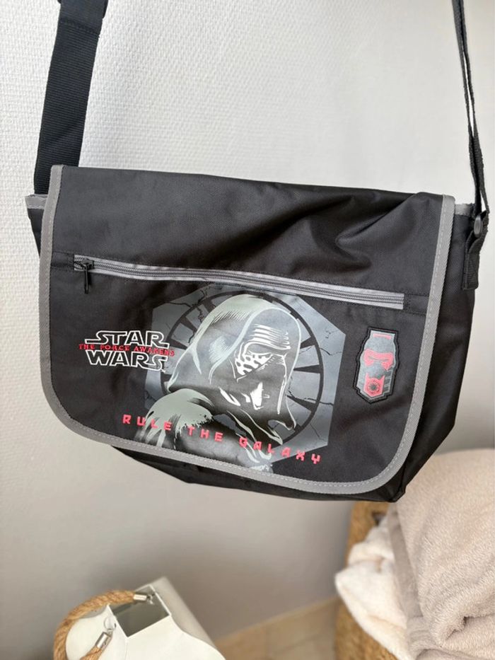 Cartable Star Wars porte en bandoulière réglable - plusieurs poches - en très bon état - photo numéro 2