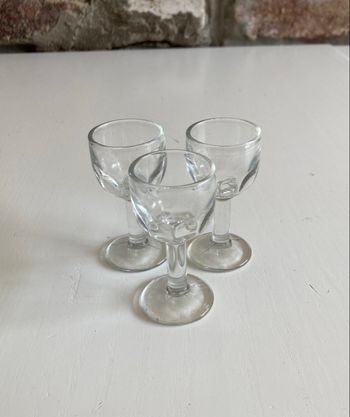 3 verres à liqueur