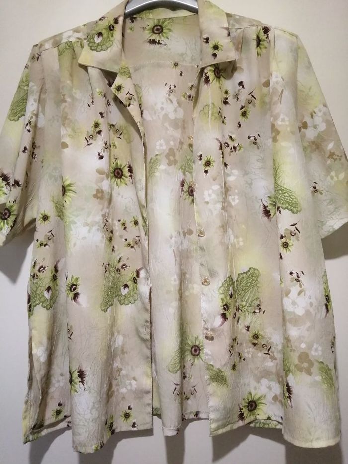 Blouse Vintage fluide, satinée, imprimé fleuri. Taille 52/54.