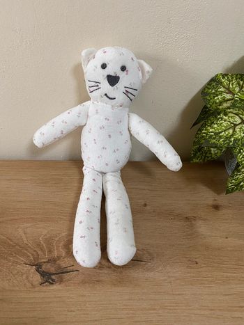 Doudou peluche chat blanc motifs fleurs boutchou