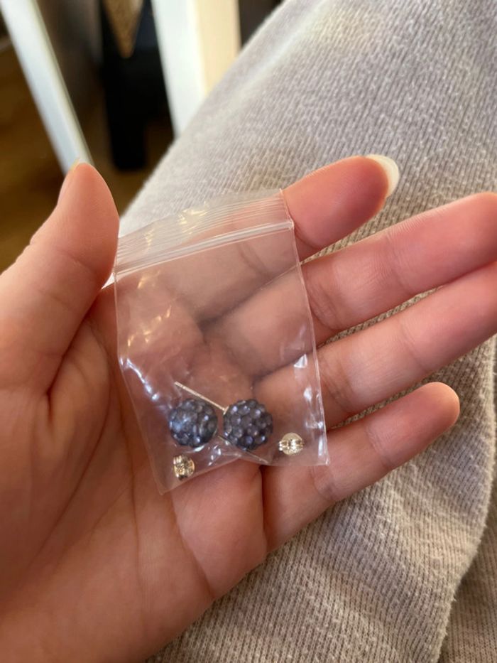 Boucle d’oreille rouge avec diamants violette