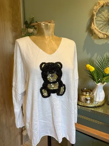 Joli pull tout doux avec nounours devant femme