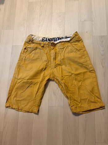 Short jaune moutarde fashion 8 ans très bon état