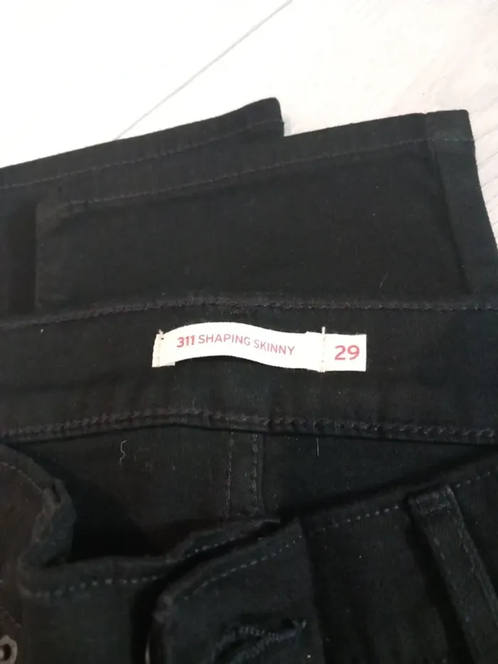 Jean levi's noir 311 taille 29 - photo numéro 5