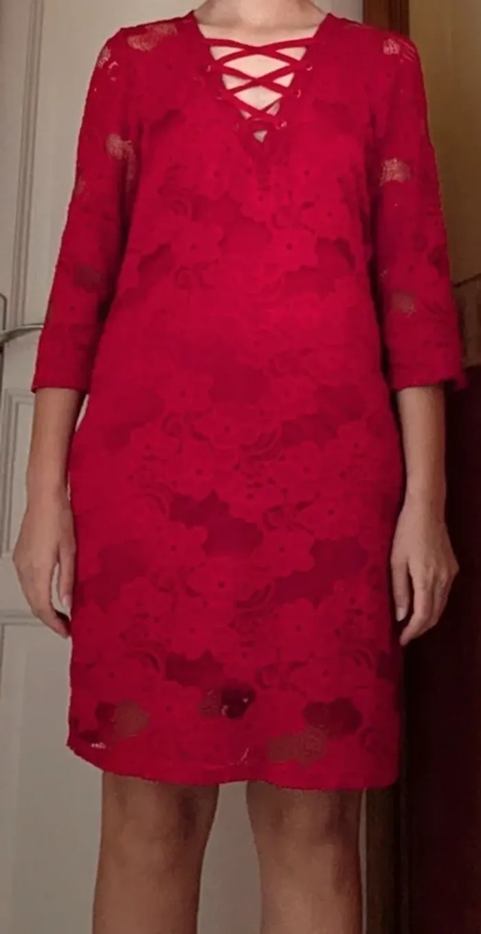 Robe à dentelle rouge - photo numéro 3