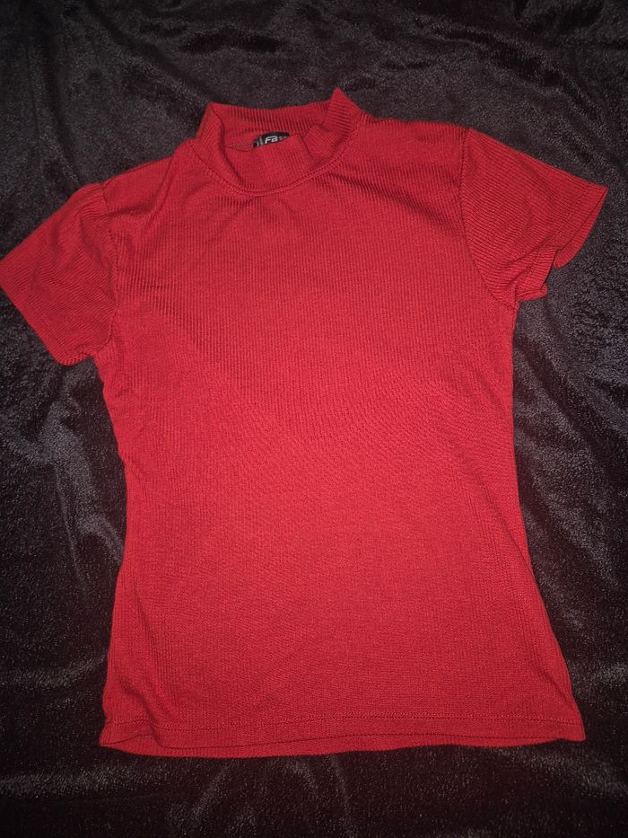 Tee-shirt rouge - photo numéro 2