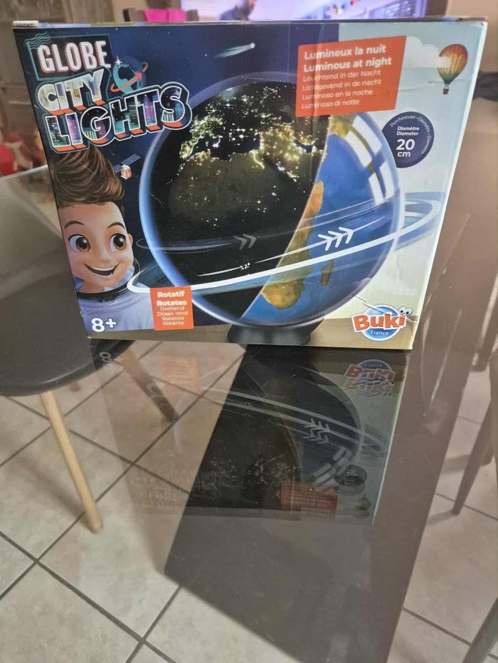Globe city lights Buki lumineux la nuit rotatif