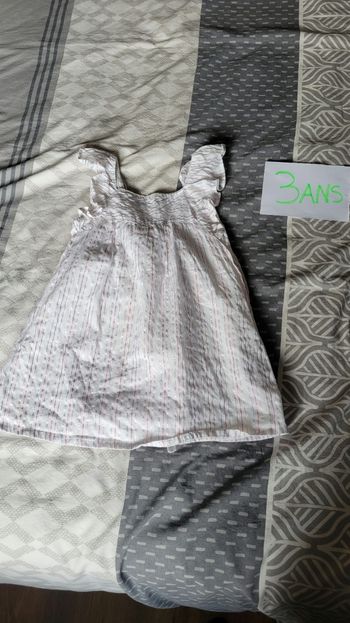 Robe avec nœud dans le dos