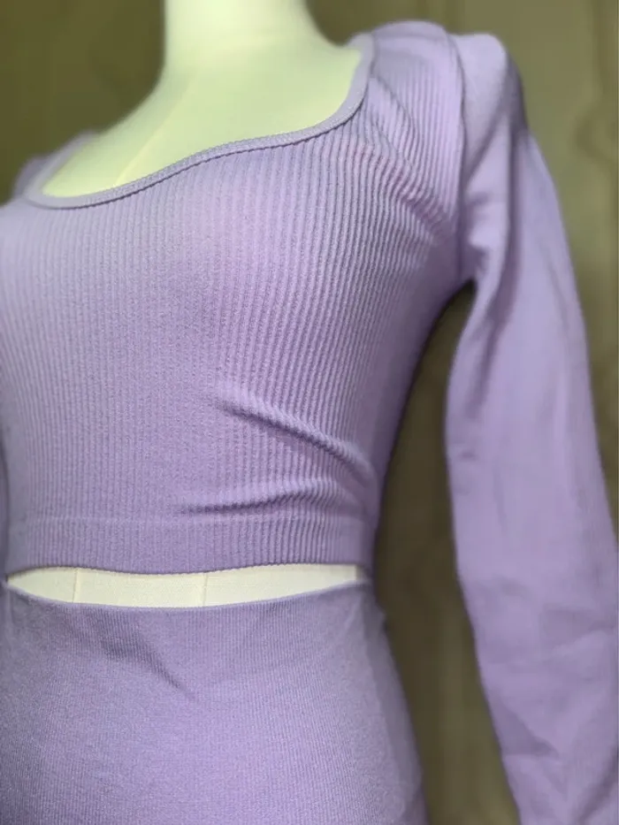 Ensemble violet lila moulant Stradivarius – top manches longues + legging stretch (Taille M) - photo numéro 3