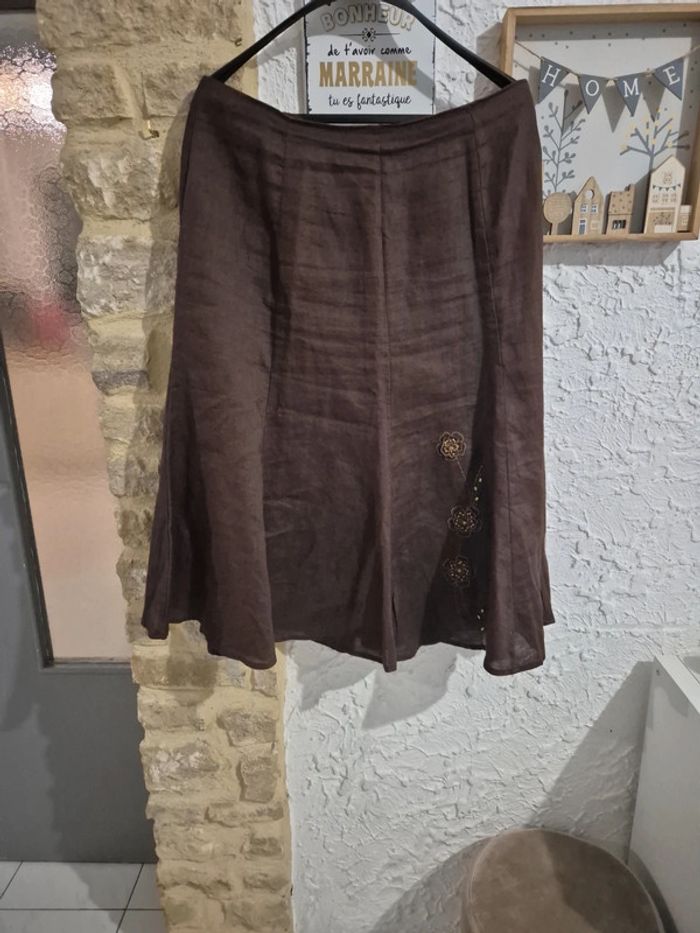Jolie jupe mi longue 55% lin taille 44 avec fleurs brodées