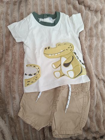 Ensemble bébé 6 mois short + t-shirt très bon état