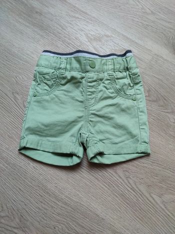 Short 9 mois neuf