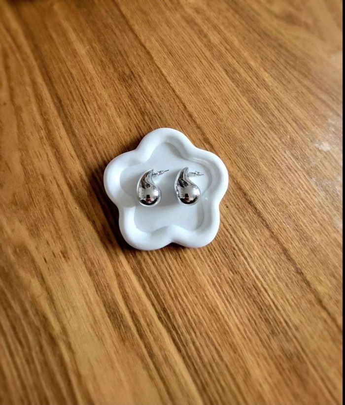 Boucle d’oreille goutte d'eau argentée brillante – bijou minimaliste chic femme – style moderne - photo numéro 6