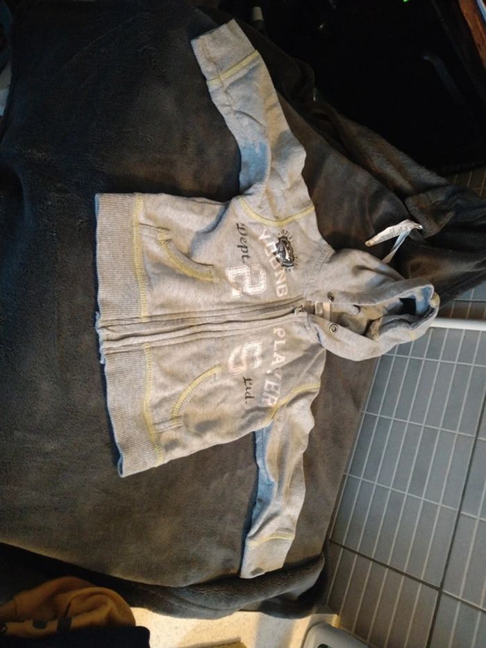 Lot 1 gilet et 2 pulls Kiabi 12 mois