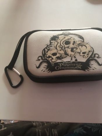 Lot sacoche pirate caraïbe  Disney et jeux aimant