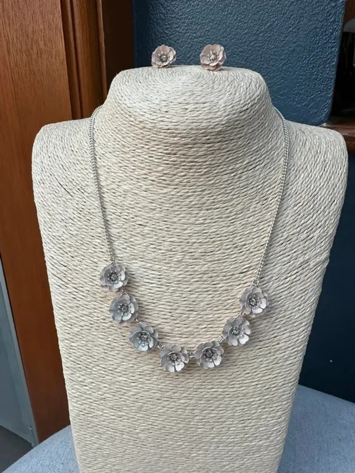 Parure collier + boucles d'oreilles fleur rose pale - photo numéro 5