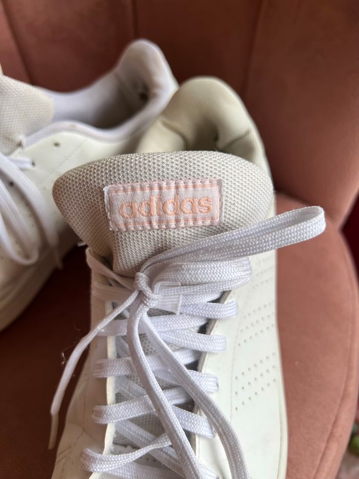 👉 Baskets Adidas blanches – Taille 41 – Classiques et confortables 🤍 - photo numéro 4