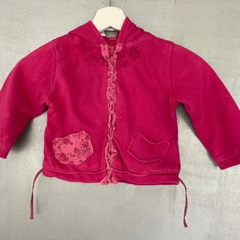 Gilet zippé avec capuche rose taille 23 mois
