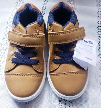 Baskets neuves à scratchs T21