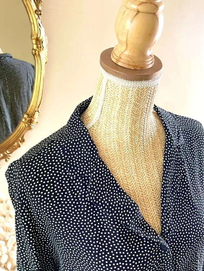 Sublime chemise manche longue à boutonnage et col noir et blanc style plumetis à pois - photo numéro 18