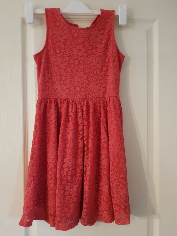 Robe sans manches, rouge avec dentelle