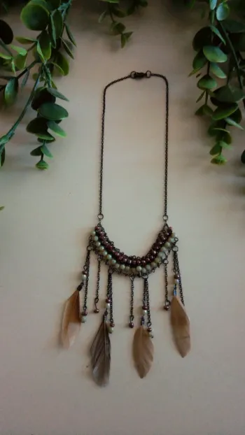 perles et plumes style ethnique collier