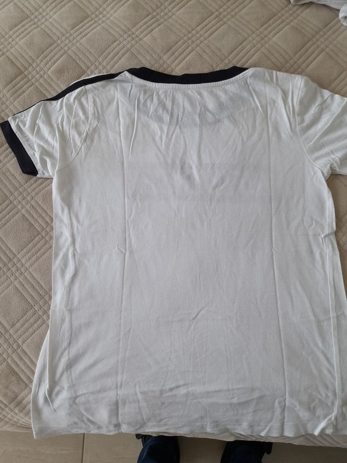 T shirts blanc bordure noire dessin rouge - photo numéro 2