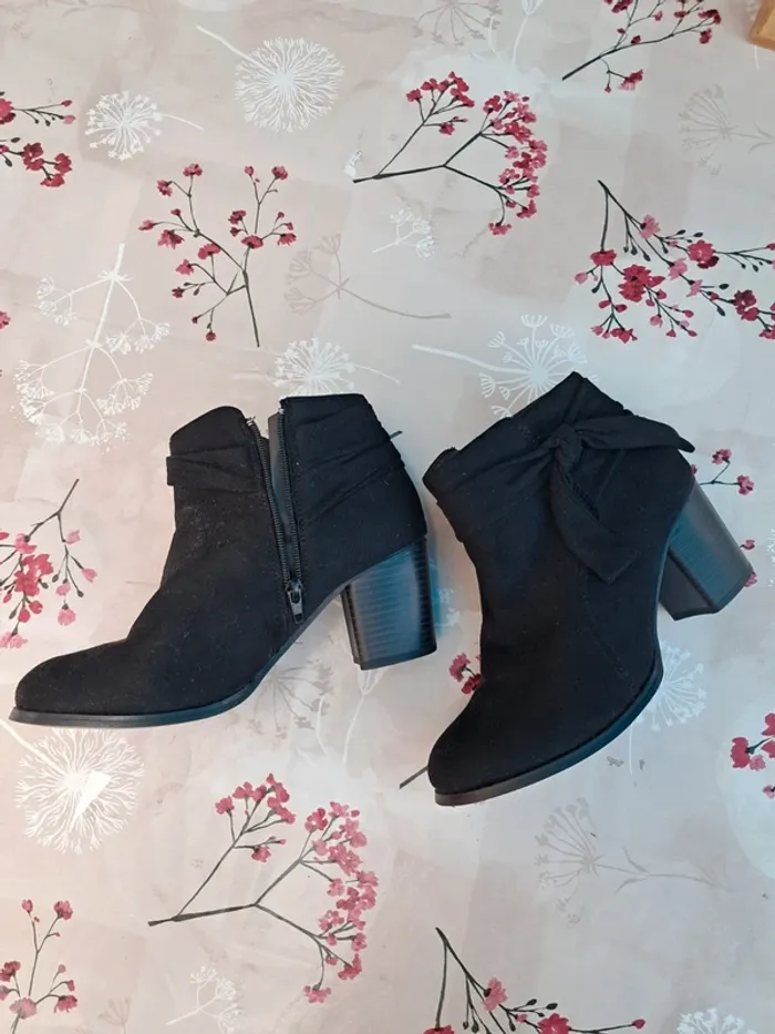 Jolies bottines noires à talons avec nœud côté, comme neuves - T39 - Ligne à suivre - photo numéro 9