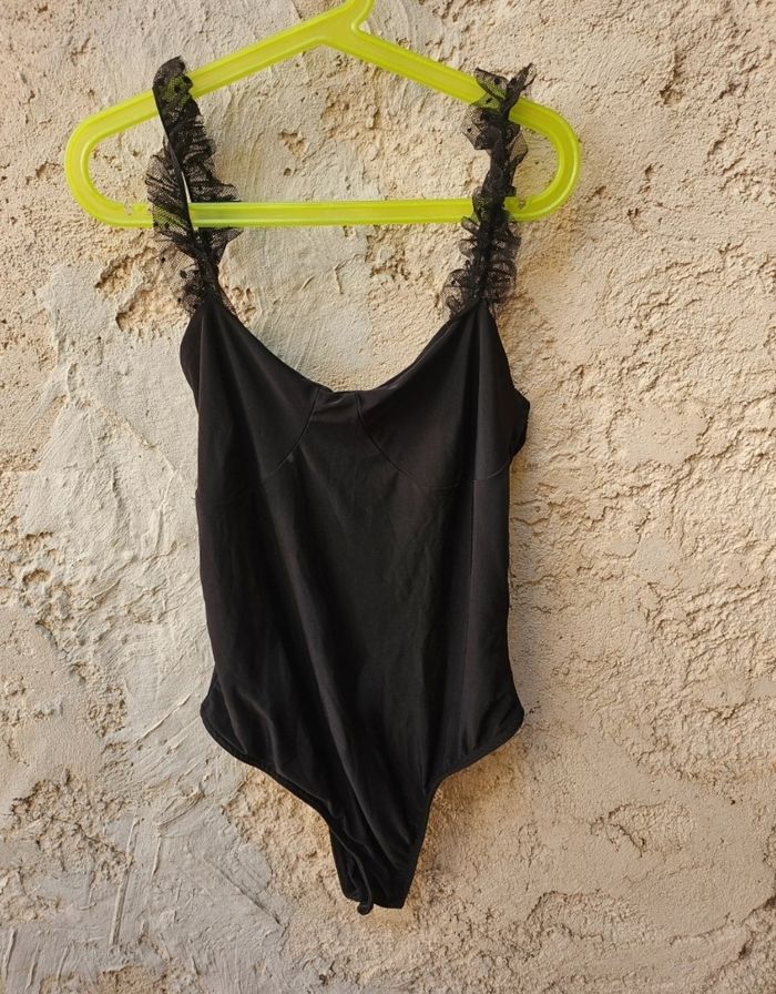 Body noir à manche froufrou