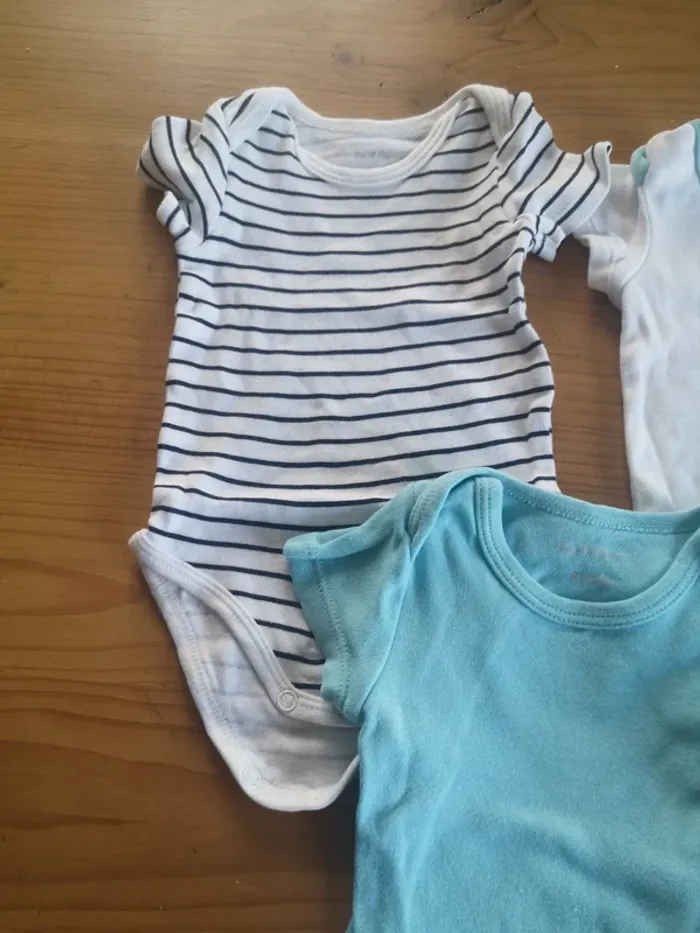 Lot bodies 3 mois. Manches courtes - photo numéro 2
