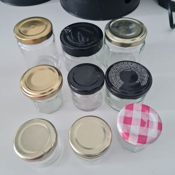 Lot de petits bocaux de verre