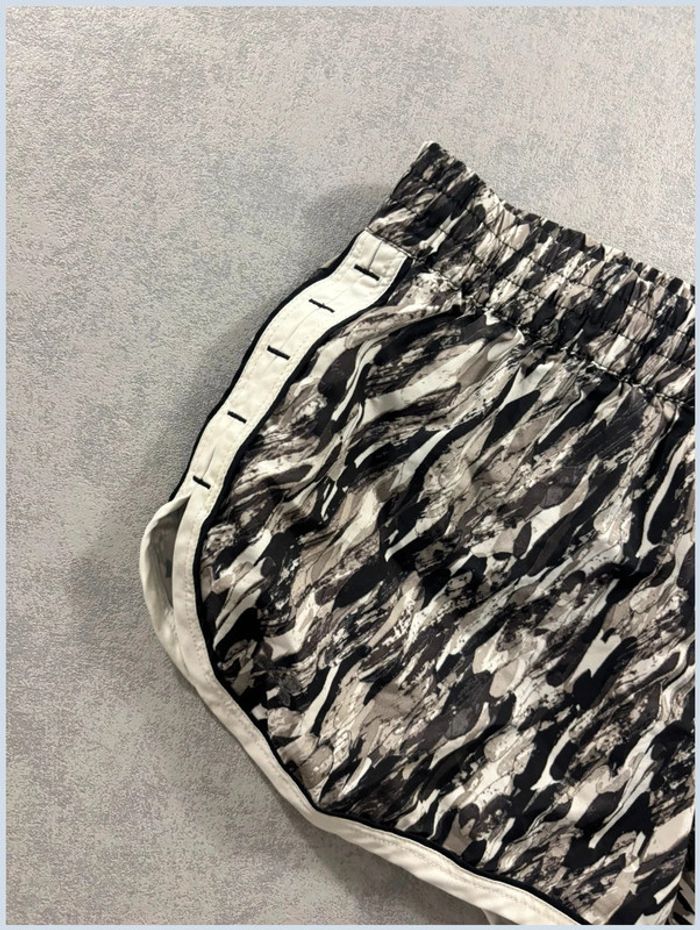 Short Running Under Armour Taille XS blanc et noir - photo numéro 2