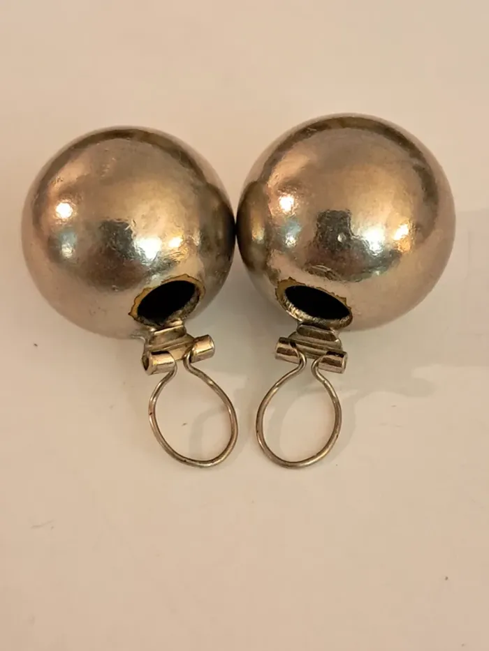 Boucles d oreilles clip grosse boule argentée vintages - photo numéro 3