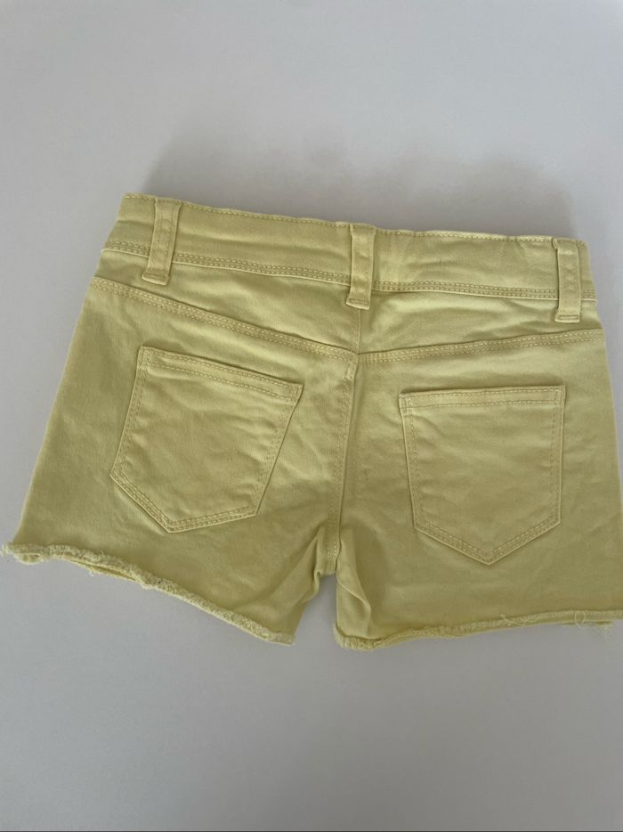 Short jaune - photo numéro 2