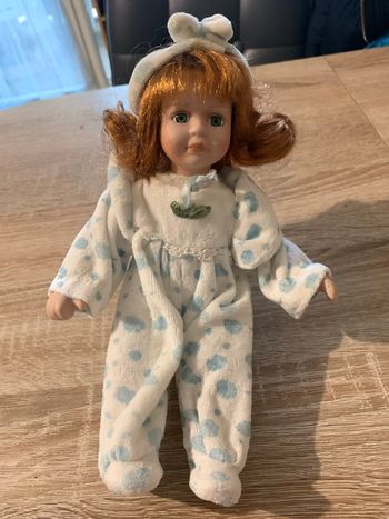 Poupée en porcelaine