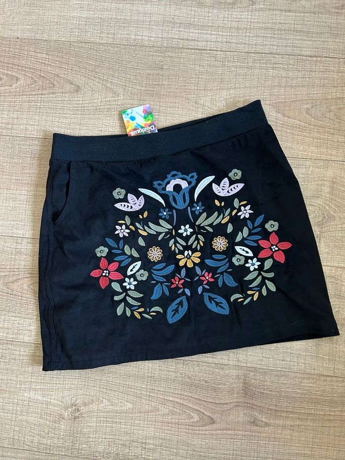 Jupe noire neuve avec broderies Desigual taille 42 - photo numéro 7