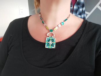 collier vert anis/turquoise tbe