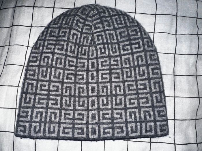 Magnifique bonnet Givenchy enfant - photo numéro 2
