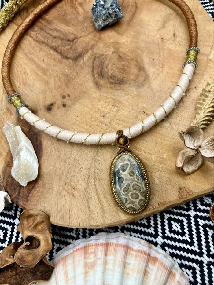 Collier torque en macramé et coton avec pierre de Corail fossilisé et Œil de Tigre - photo numéro 2