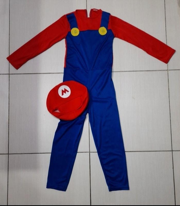 Déguisement Mario 110 - 120 cm
2-3 tout petits accros comme sur la photo mais en bon état