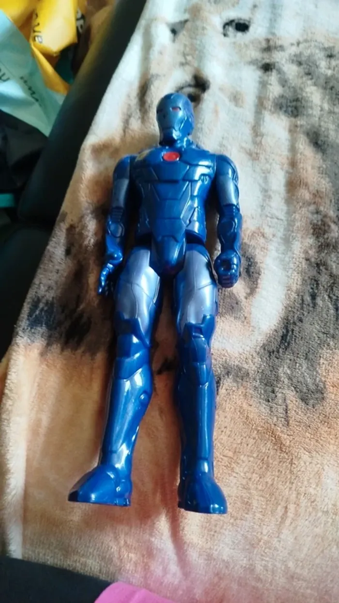 Figurine iron man bleu