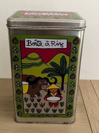 Boîte à riz derrière la porte