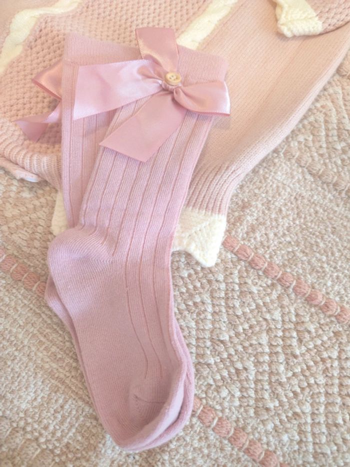 Barboteuse en laine rose avec chaussettes hautes 2 ans - photo numéro 4